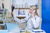Une femme vétérinaire au téléphone avec une radio à la main