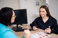Un médecin écoute une femme