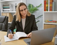 Une femme en train de travailler sur un ordinateur portable