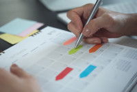 Une personne qui écrit sur son calendrier