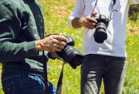 Deux photographes qui discutent en extérieur