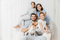 Une famille qui pose avec son chien