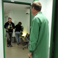 Un vétérinaire accueille un chien et son propriétaire en consultation