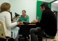 Un couple de maîtres et leur chien lors d'une consultation avec un vétérinaire