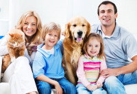 Un couple posant avec ses deux enfants, un chien et un chat
