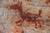 Une peinture rupestre d'un chien en train de manger un petit animal trouvée dans le parc national de la Serra da Capivara (Brésil)
