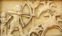 Une sculpture ancienne d'hommes en train de chasser avec des chiens trouvée à Hyperabad (Inde)