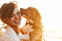 Une femme et un Beagle