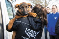 Une femme portant un chien dans les bras