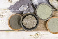 De l'argile en pâte et en poudre dans des bols