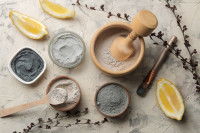 Des petits bols contenant de la poudre d'argile blanche ou grise