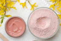 De l'argile rose en poudre et en pâte