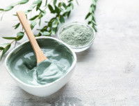 Un bol contenant de la pâte d'argile verte