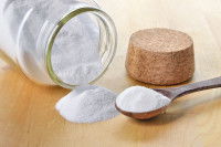 Un bol contenant du bicarbonate de sodium