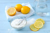 Un bol de bicarbonate avec des citrons et de l'eau