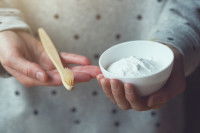 Une brosse à dents et un bol de bicarbonate