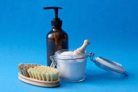 Du savon, du bicarbonate de sodium et une brosse