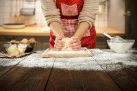 Une femme prépare du pain avec du bicarbonate