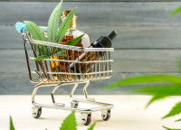 Un petit chariot contenant des flacons d'huile de CBD