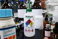 Des flacons contenant des produits chimiques et du méthanol