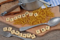 Des pâtes et des couverts avec un symbole d'allergie alimentaire