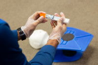 Un homme tient une injection d'adrénaline dans les mains