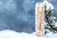 Un thermomètre debout dans la neige et le froid