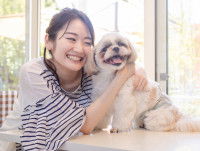 Une jeune fille heureuse fait un câlin à son petit chien