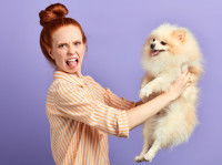 Une femme trouve que son chien sent mauvais