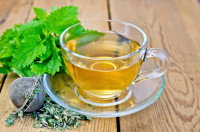 Une tasse contenant une infusion de mélisse