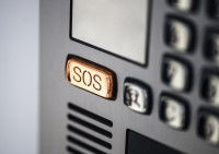 Un bouton d'appel d'urgence sur un téléphone