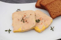 Deux tranches de foie gras avec des toasts sur une assiette