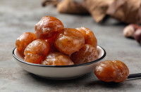 Une coupe de marrons glacés sur une table