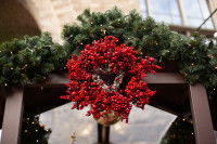 Une couronne de houx devant une cheminée