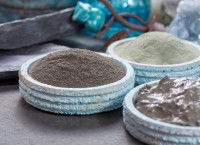 Des coupelles contenant de l'argile en poudre et en pâte