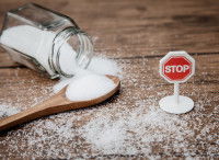 Bocal de sucre sur une table avec cuillère et panneau stop