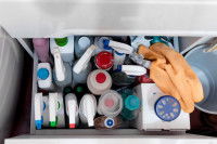 Des produits ménagers stockés et rangés dans un tiroir