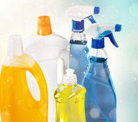 Des produits de nettoyage posés côte à côte sur une table