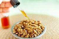 Quelqu'un verse des gouttes de fleurs de Bach dans une gamelle