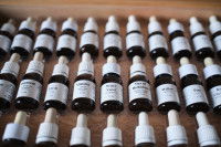 Des flacons de fleurs de Bach