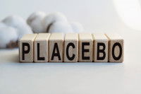 Des cubes sur lesquels est écrit le mot placebo