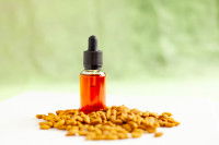 Un flacon de fleurs de Bach dans un tas de croquettes