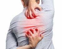 Un homme se gratte le dos