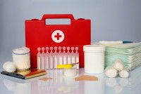 Une trousse de premiers secours sur un fond gris
