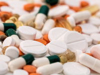 Une pile de médicaments sur un fond blanc