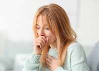 Une femme en train de tousser