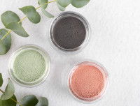 Trois petits bols contenant de la poudre d'argile