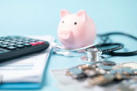 De l'argent, une tirelire en forme de cochon et une calculatrice