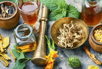 Différents produits phytothérapeutiques posés sur une table