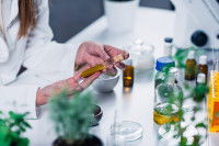Une femme dans un laboratoire prépare des remèdes à base de plantes